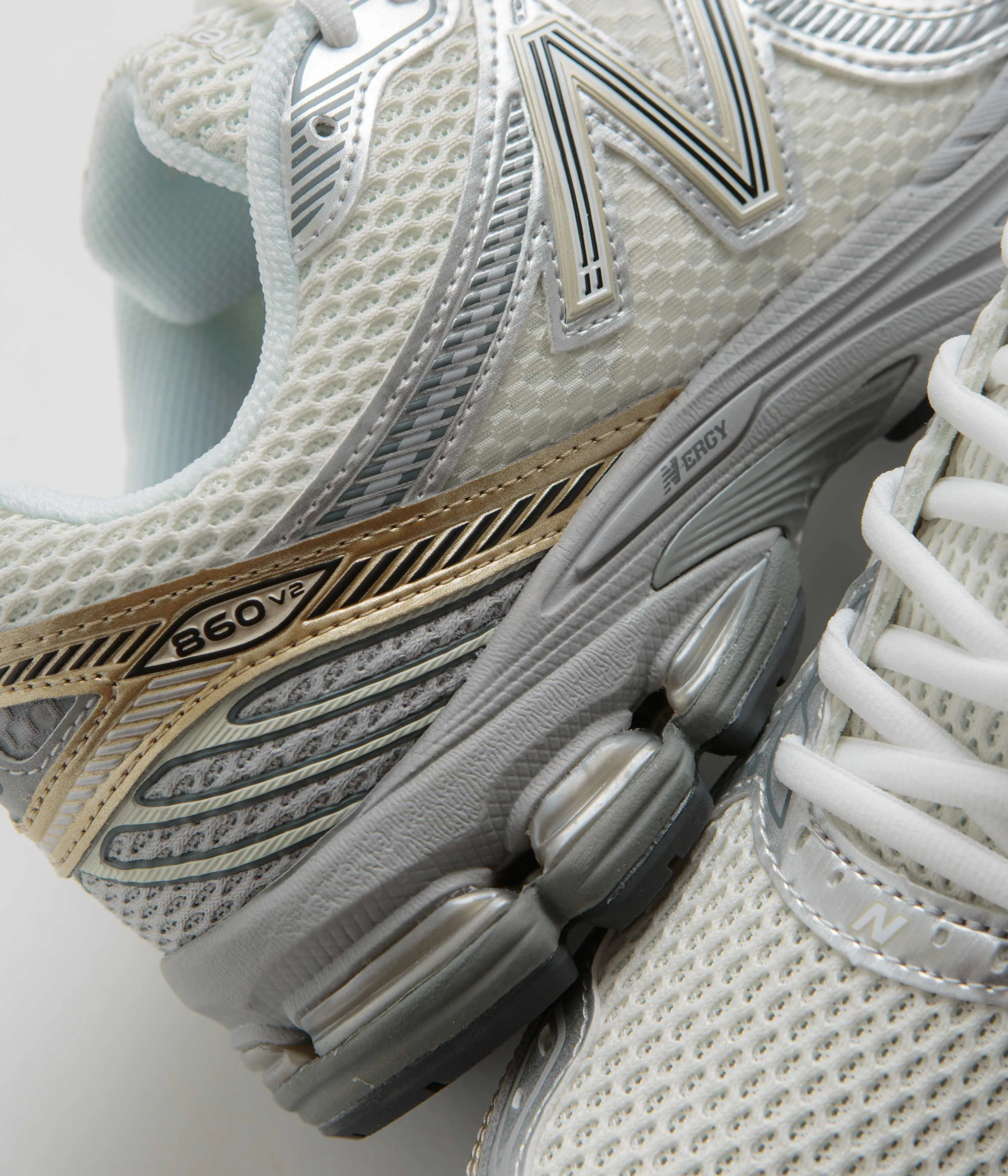 New Balance 860 Shoes - Sea Salt / Gold Metallic