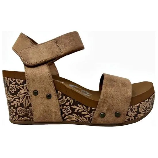 Very G Nude Tooled Wedges